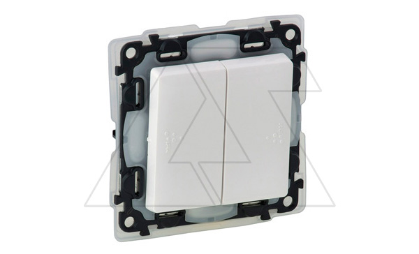 Valena Life - Выключатель двухклавишный IP44, белый (инд. упаковка)