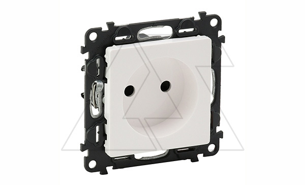 Valena Life - Розетка 2P с защитными шторками, безвинтовые зажимы, белый (инд. упаковка)