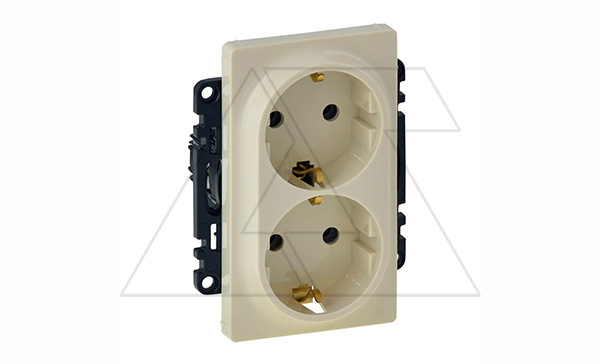 Valena Life - Розетка 2х2P+E, нем. стд., без защ. шторок, безвинтовые зажимы, слоновая кость (инд. упаковка) (стикерованный)
