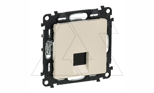 Valena Life - Розетка 1хRJ-45 UTP CAT6, слоновая кость (инд. упаковка)