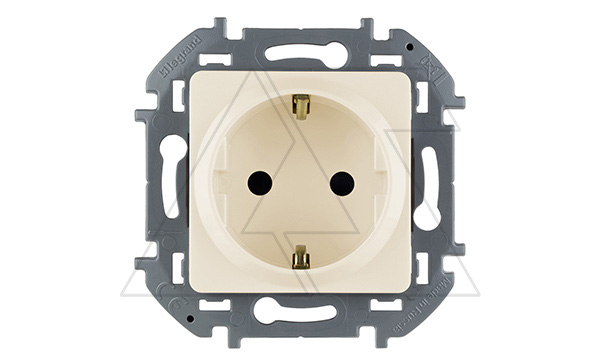 Inspiria - Розетка 2P+E нем. стд. со шторками (сл.кость)