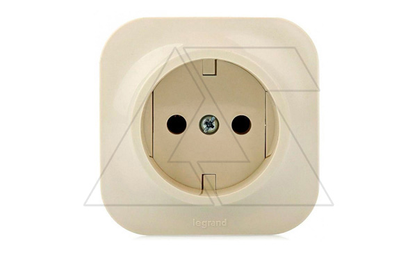 Quteo - Розетка  2P,накладной монтаж, винт. зажимы, сл. кость