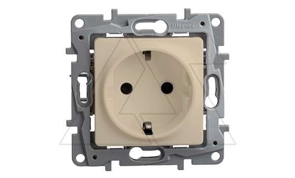 Etika - Розетка 2P+E нем. стд. со шторками (сл.кость)
