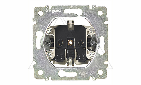 Valena - Розетка 2P+E нем. стд. автозажим, со шторками, алюминий