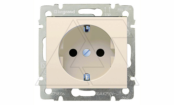 Valena - Розетка 2P+E нем. стд. со шторками, сл.кость (инд. упаковка)