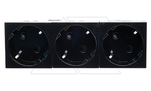 Mosaic - Розетка тройная, 3х2P+E, 6М,  защ. шторки, пруж. зажимы, со смещением контактов 45°, черная