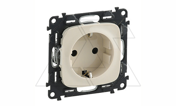 Valena Allure - Розетка 2P+E нем. стд., со шторками, безвинтовые зажимы, слоновая кость (инд.упак)