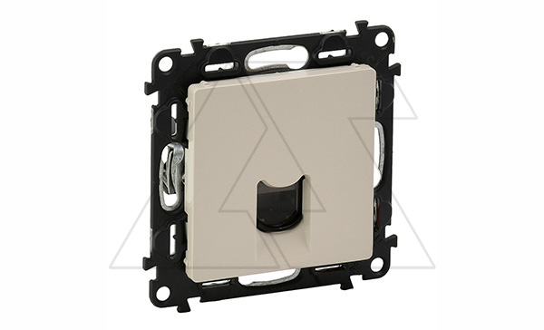 Valena Life - Розетка 1хRJ-45 UTP CAT5E, слоновая кость (инд. упаковка)