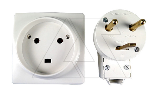 Quteo - Розетка 2P+E 32А, накладной монтаж,винт. зажимы + вилка 2Р+Е 32А, белая