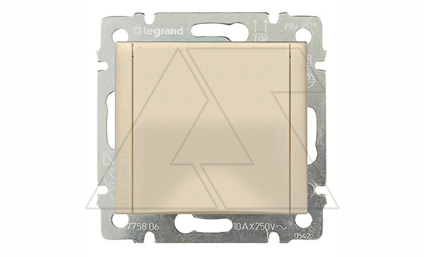 Valena - Розетка 2P+E нем. стд. с крышкой, сл.кость