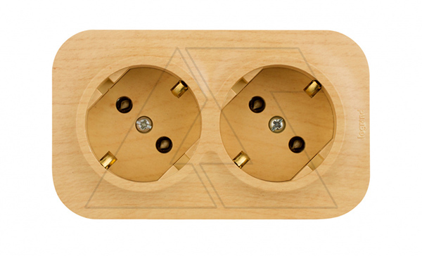 Quteo - Розетка двойная 2x2P+E, накладной монтаж, винт. зажимы, со смещением контактов 45°, дерево