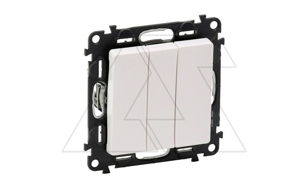 Valena Life - Выключатель трехклавишный, белый (инд. упаковка)