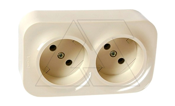 Quteo - Розетка 2х2P моноблок, накладной монтаж, без перемычки, сл. кость