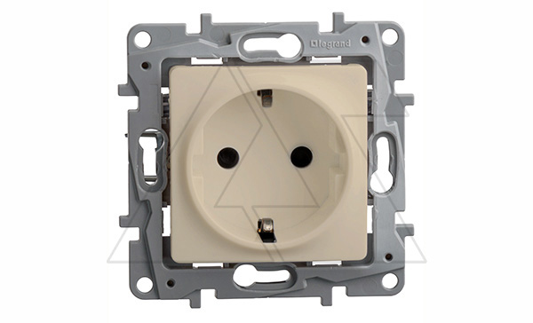 Etika - Розетка 2P+E нем. стд. (сл.кость)